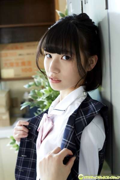 村上りいな - グミとアイドル大好きな美少女の制服物語！女优制服诱惑