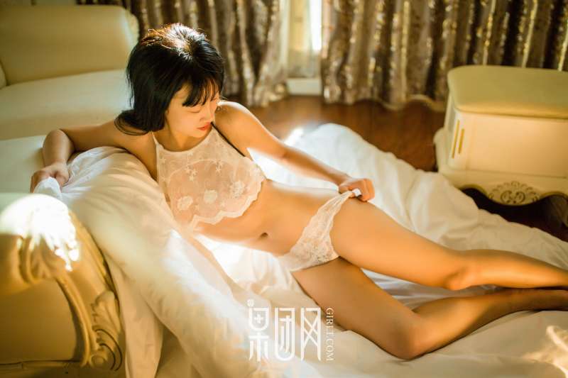 今夜故事就在27楼发生...... 写真套图