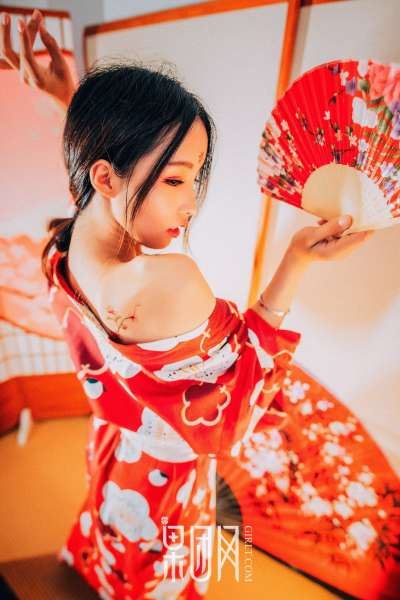 霓虹深处歌舞妓自饮独酌，醉意朦胧媚眼如丝