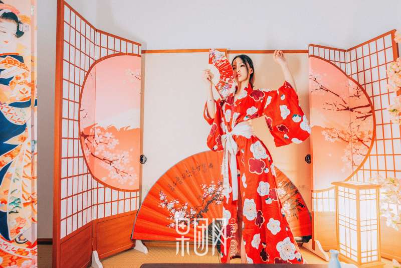 霓虹深处歌舞妓自饮独酌，醉意朦胧媚眼如丝