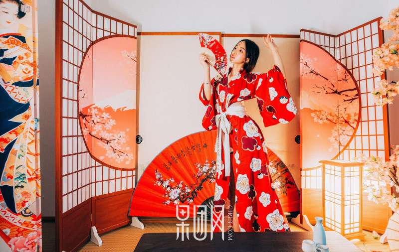 霓虹深处歌舞妓自饮独酌，醉意朦胧媚眼如丝