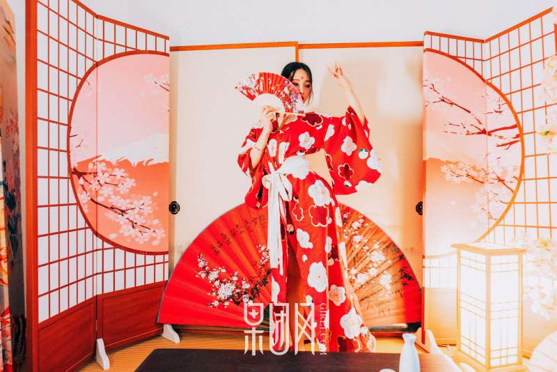 霓虹深处歌舞妓自饮独酌，醉意朦胧媚眼如丝