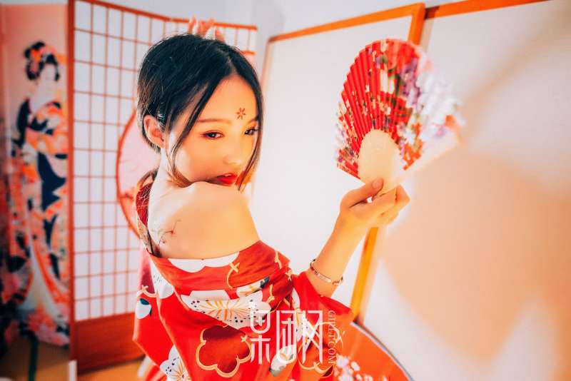 霓虹深处歌舞妓自饮独酌，醉意朦胧媚眼如丝