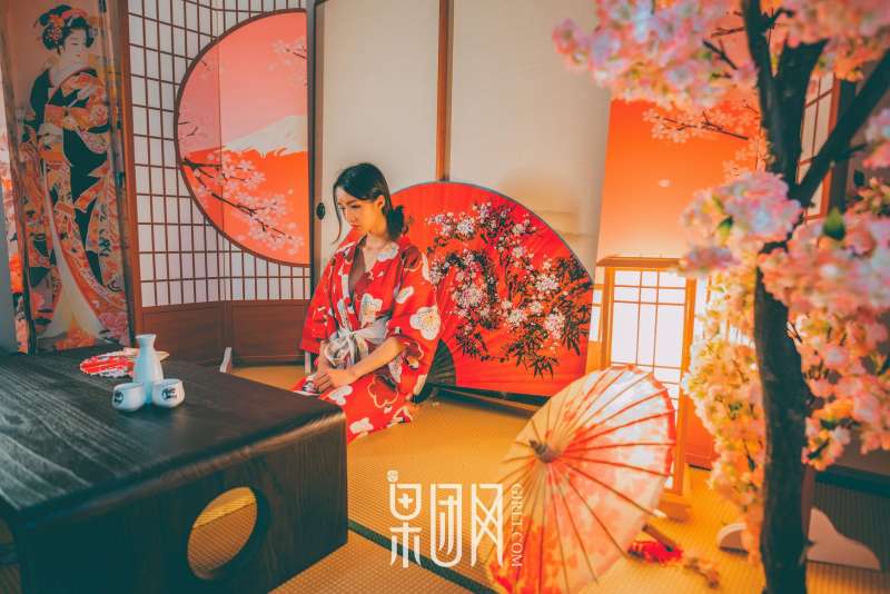 霓虹深处歌舞妓自饮独酌，醉意朦胧媚眼如丝