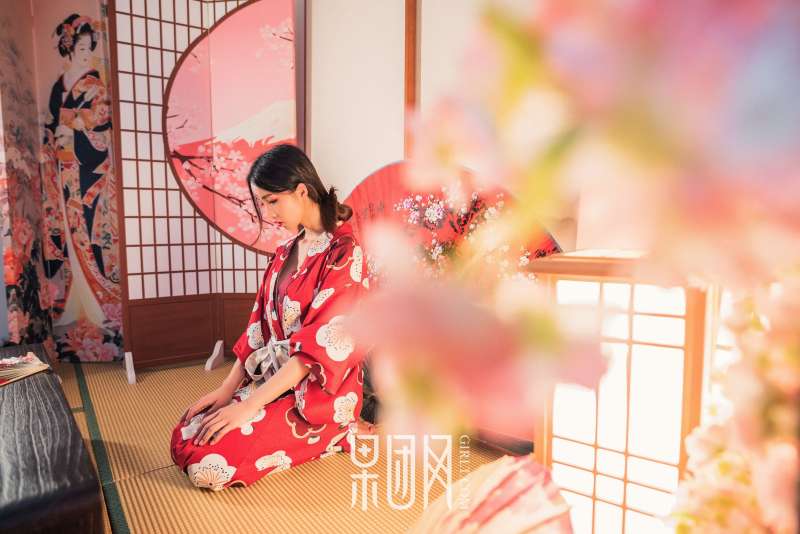 霓虹深处歌舞妓自饮独酌，醉意朦胧媚眼如丝