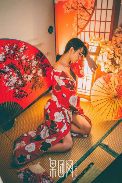 霓虹深处歌舞妓自饮独酌，醉意朦胧媚眼如丝