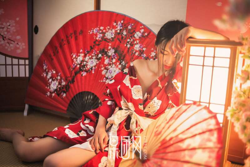 霓虹深处歌舞妓自饮独酌，醉意朦胧媚眼如丝