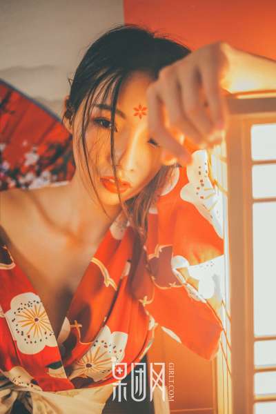 霓虹深处歌舞妓自饮独酌，醉意朦胧媚眼如丝