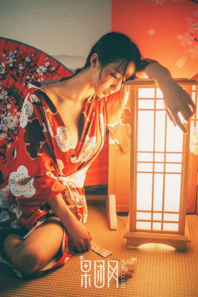 霓虹深处歌舞妓自饮独酌，醉意朦胧媚眼如丝