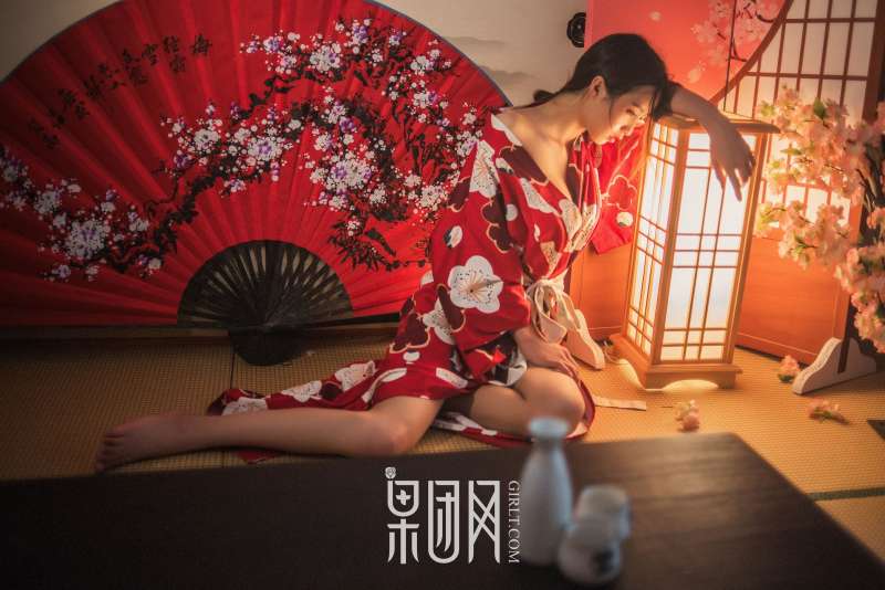 霓虹深处歌舞妓自饮独酌，醉意朦胧媚眼如丝