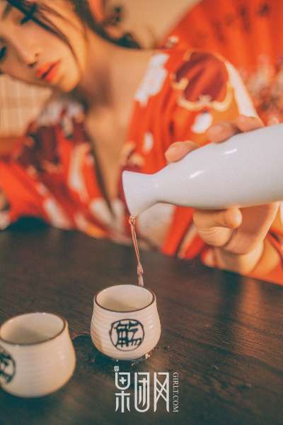 霓虹深处歌舞妓自饮独酌，醉意朦胧媚眼如丝