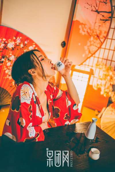 霓虹深处歌舞妓自饮独酌，醉意朦胧媚眼如丝