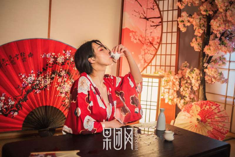 霓虹深处歌舞妓自饮独酌，醉意朦胧媚眼如丝