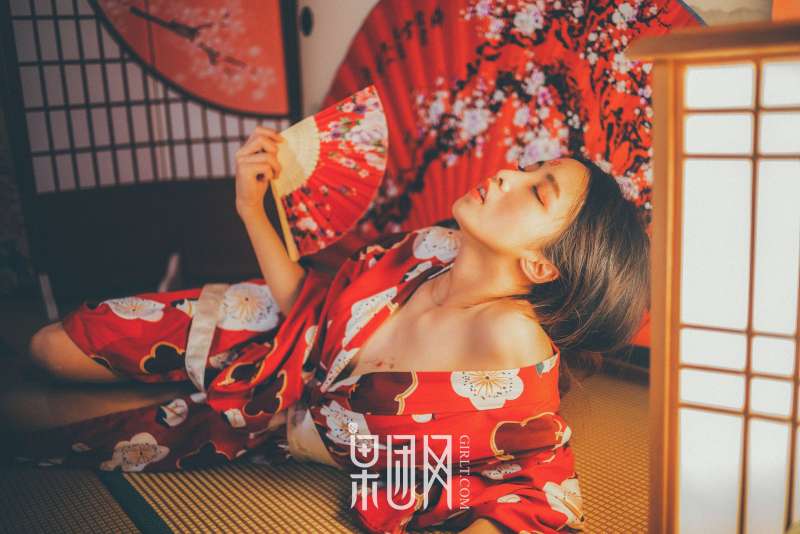 霓虹深处歌舞妓自饮独酌，醉意朦胧媚眼如丝