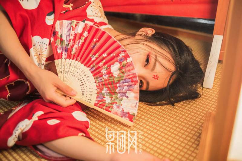 霓虹深处歌舞妓自饮独酌，醉意朦胧媚眼如丝