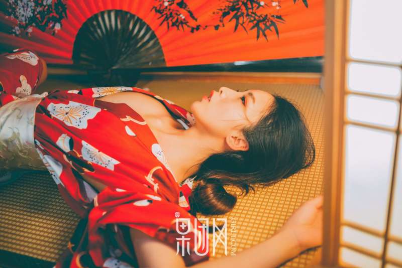 霓虹深处歌舞妓自饮独酌，醉意朦胧媚眼如丝