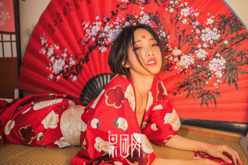 霓虹深处歌舞妓自饮独酌，醉意朦胧媚眼如丝