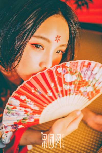 霓虹深处歌舞妓自饮独酌，醉意朦胧媚眼如丝