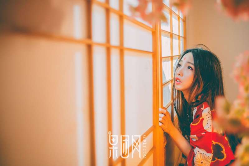 霓虹深处歌舞妓自饮独酌，醉意朦胧媚眼如丝