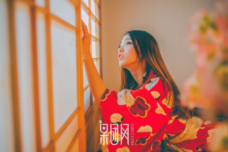 霓虹深处歌舞妓自饮独酌，醉意朦胧媚眼如丝
