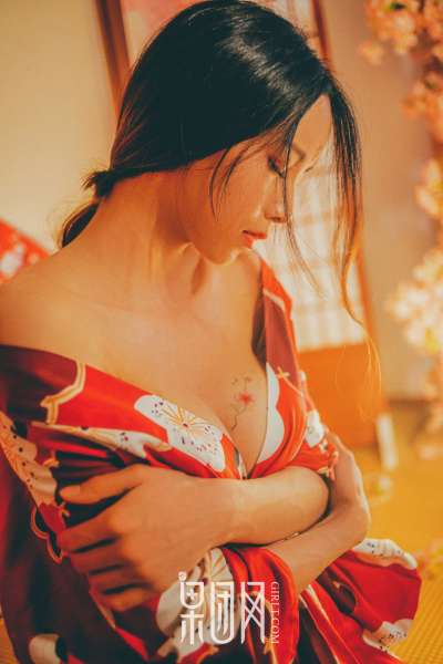霓虹深处歌舞妓自饮独酌，醉意朦胧媚眼如丝