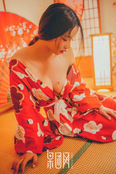 霓虹深处歌舞妓自饮独酌，醉意朦胧媚眼如丝