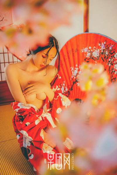 霓虹深处歌舞妓自饮独酌，醉意朦胧媚眼如丝