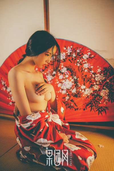霓虹深处歌舞妓自饮独酌，醉意朦胧媚眼如丝