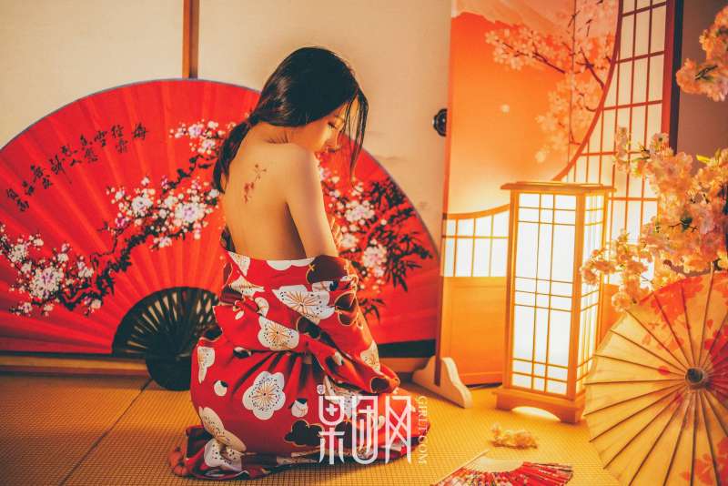 霓虹深处歌舞妓自饮独酌，醉意朦胧媚眼如丝