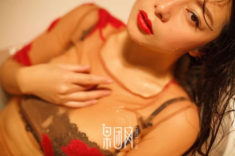 凤萧兮红霓裳，拥雪成峰兮玉无瑕写真图集