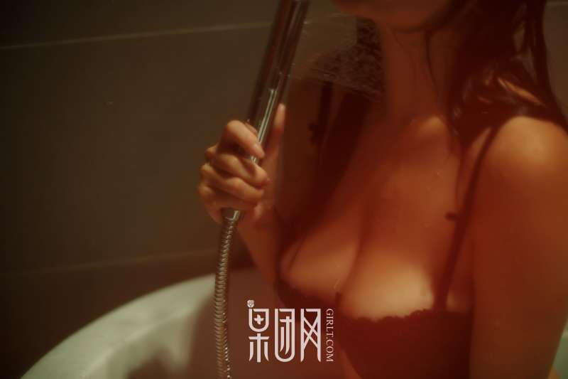 凤萧兮红霓裳，拥雪成峰兮玉无瑕写真图集