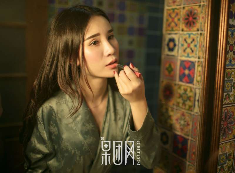 万万 - 硬朗御姐真空上阵大秀美背，浴缸湿身无比勾魂诱惑激情图集