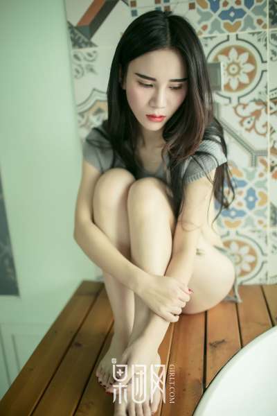万万 - 硬朗御姐真空上阵大秀美背，浴缸湿身无比勾魂诱惑激情图集