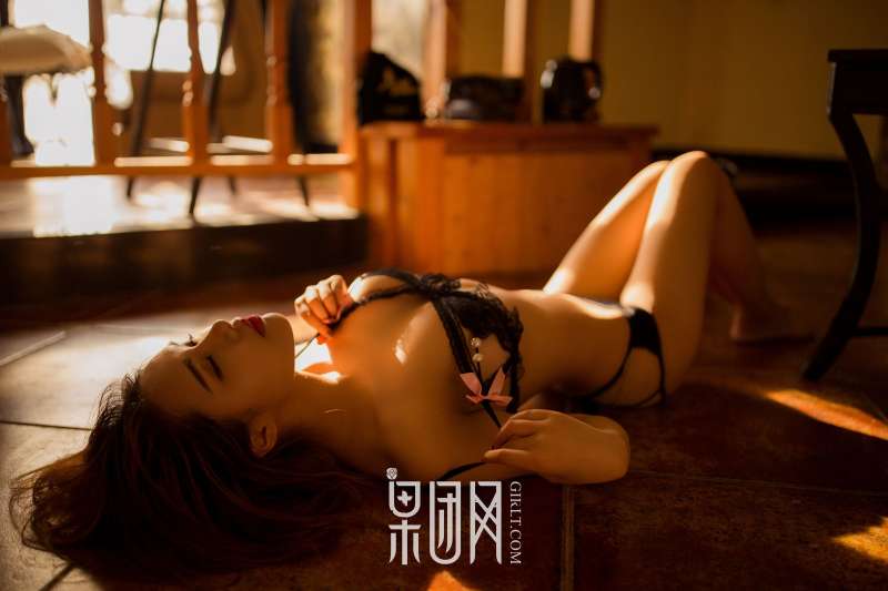 金发少女大胆露出，酥胸美背蜂腰翘臀美不胜收