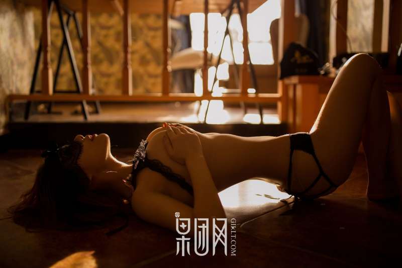 金发少女大胆露出，酥胸美背蜂腰翘臀美不胜收