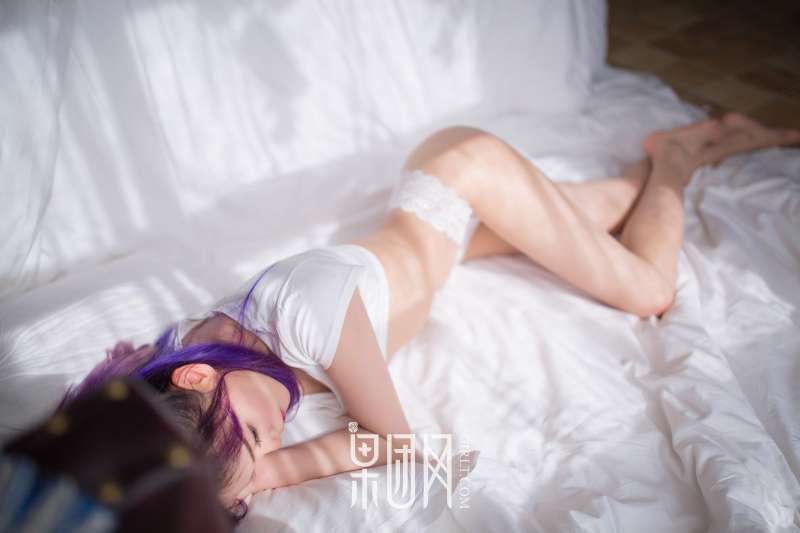 紫发豪乳妹~蜜桃臀高翘解锁新姿势！