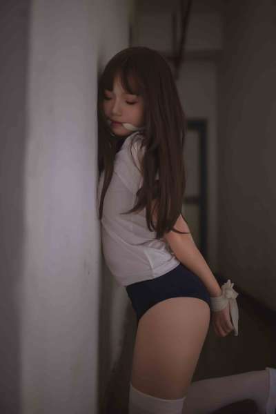 白丝捆绑 穿着衣服依然能让你吉尔邦硬