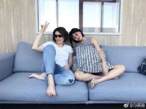 孙燕姿陈洁仪合影 孕妈身材苗条四肢仍纤细