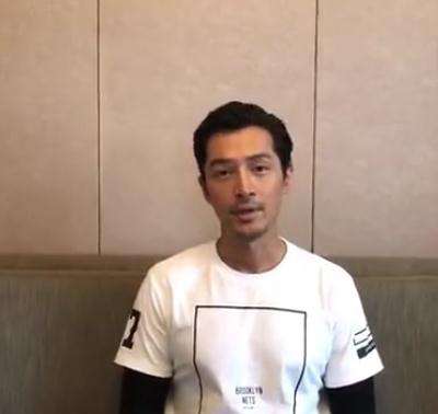 胡歌近照曝光 粉丝调侃黑成“芝麻胡了”