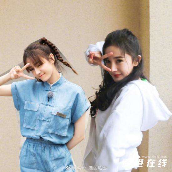 迪丽热巴晒合照为杨幂庆生 网友：请问你的自拍呢