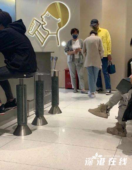 又被锤？网友偶遇宋祖儿阮经天亲密同逛奶茶店