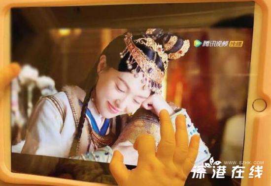 唐嫣晒女儿追剧照 这是什么情况？【图】