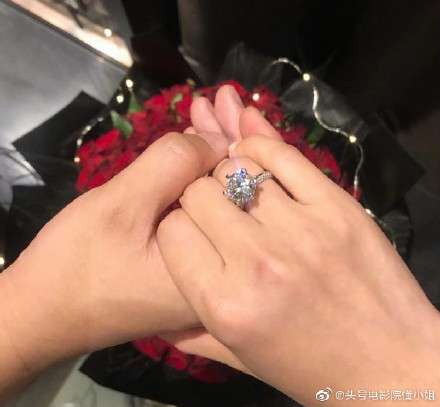 何雯娜晒钻戒宣布被梁超求婚喜讯：人生的第二个起点