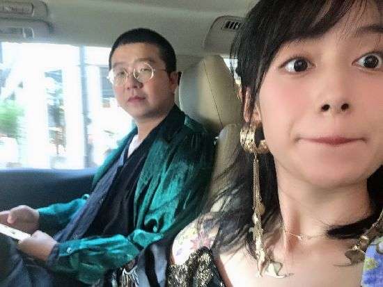 李诞晒与女友黑尾酱美照 网友：感觉就是大雄和静香啊！