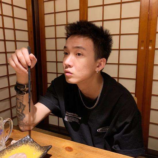 你的男孩tt恋情疑曝光 与神秘女子弹琴共处一室