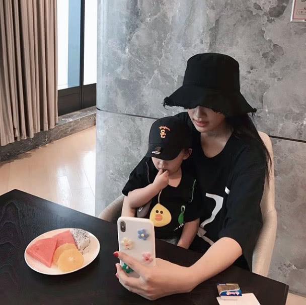 孙怡董子健女儿罕见露脸