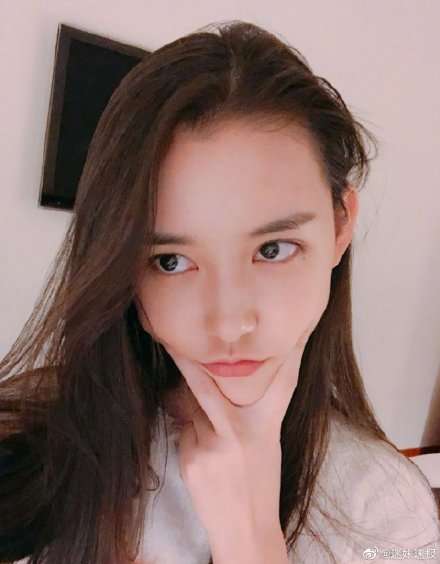 蒋依依现身中戏报到 坦言对学校最憧憬的是食堂
