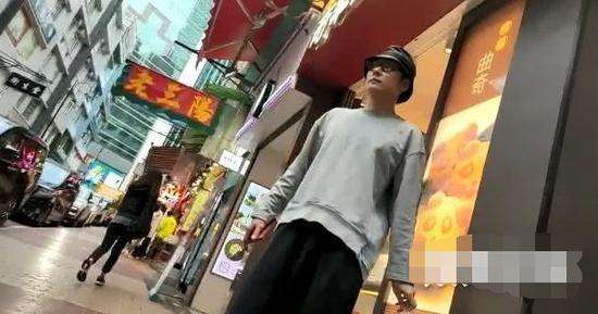 洪欣素颜挽张丹峰逛街 夫妇恩爱未受婚变传闻影响