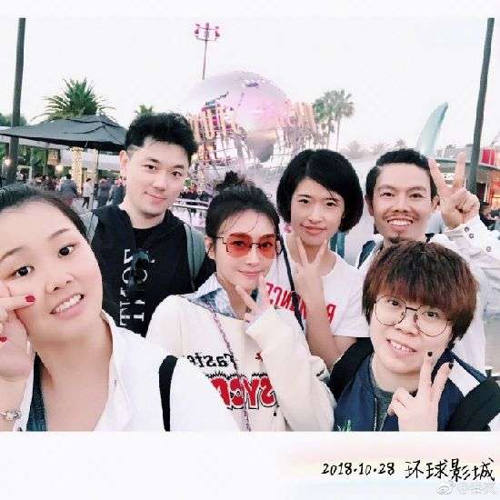 秦岚微博晒照笑容甜美 网友：因为你的分享才变得完美