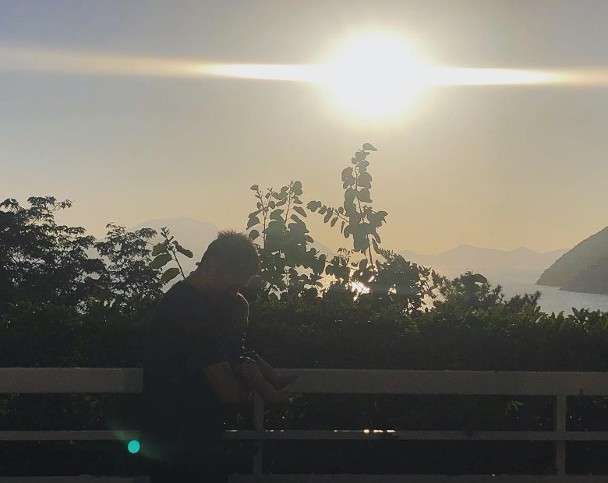 余文乐抱着儿子一起看夕阳。